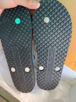 Chanclas Michael Kors negras y plateadas