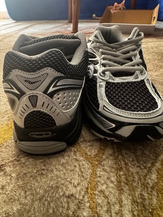 Zapatillas Saucony Negras y Plateadas