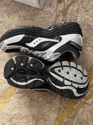Zapatillas Saucony Negras y Plateadas