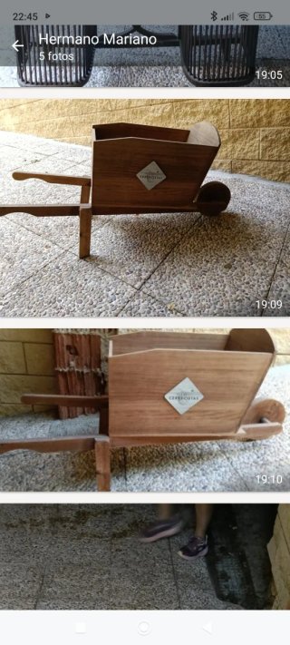 Carretilla de madera decorativa