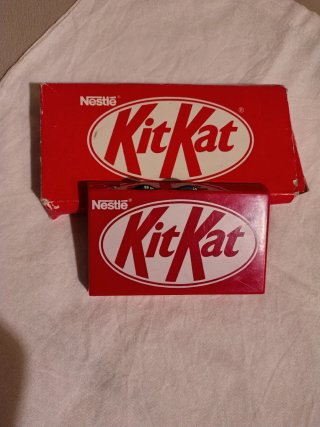Radio Kit Kat Nestlé con forma de chocolatina .