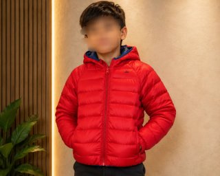 Chaqueta acolchada roja con capucha