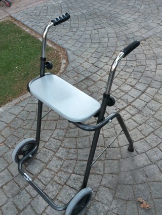 Andador Plegable con Asiento y Ruedas