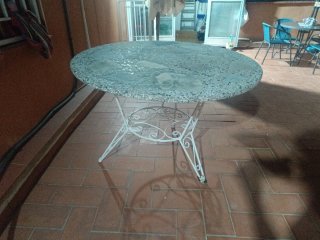 Mesa redonda de piedra y metal