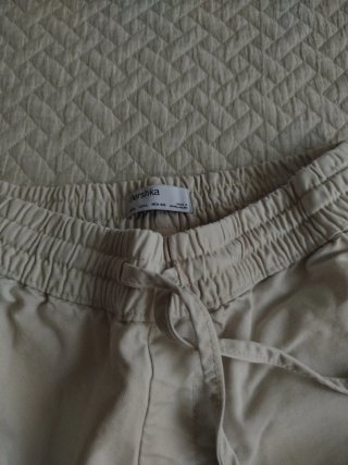 Pantalón cargo beige Bershka hombre