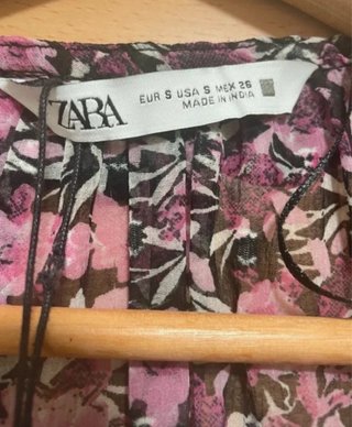Blusa Zara floral rosa y morada