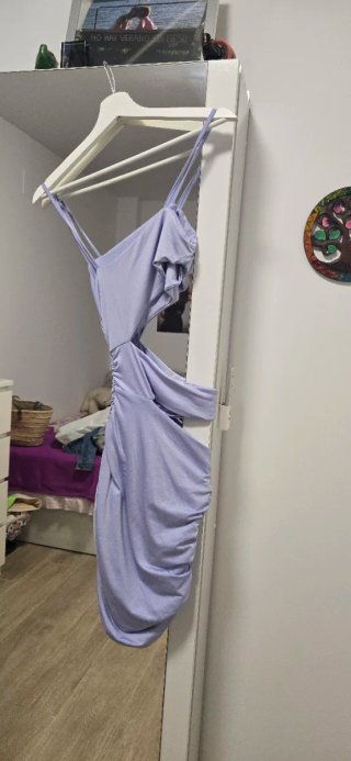 Vestido lila con cortes