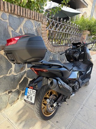 Yamaha TMAX 560 MAX Scooter Negra y Dorada