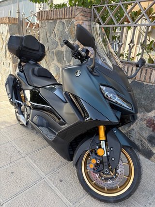 Yamaha TMAX 560 MAX Scooter Negra y Dorada