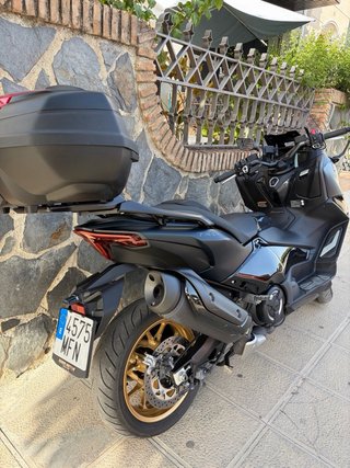 Yamaha TMAX 560 MAX Scooter Negra y Dorada