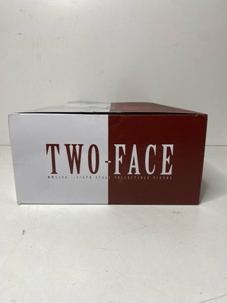 : Hot Toys Two-Face 1/6 MMS546 Exclusivo