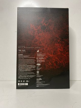 : Hot Toys Two-Face 1/6 MMS546 Exclusivo