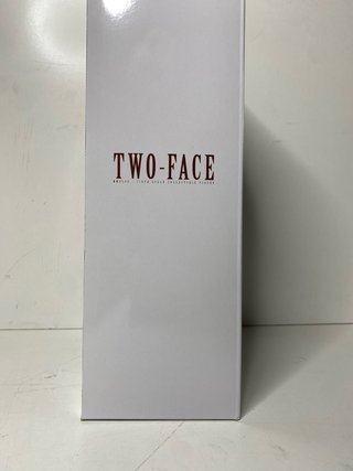 : Hot Toys Two-Face 1/6 MMS546 Exclusivo