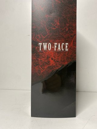 : Hot Toys Two-Face 1/6 MMS546 Exclusivo