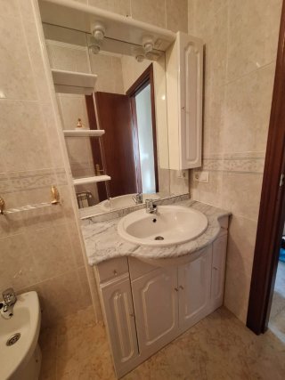 Mueble de baño lavabo espejo y auxiliar