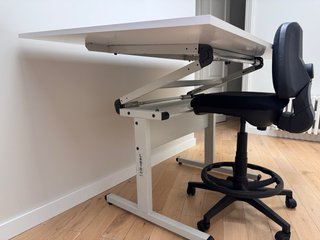 Mesa de dibujo y silla alta