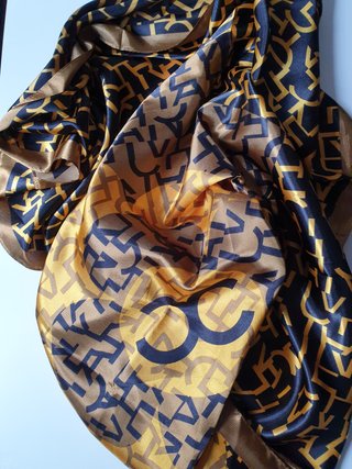 Pañuelo negro y dorado