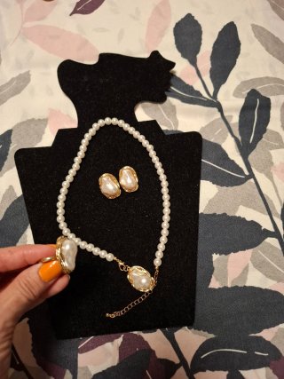 Conjunto de perlas,anillo y pendientes dorados