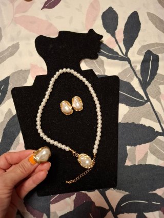 Conjunto de perlas,anillo y pendientes dorados