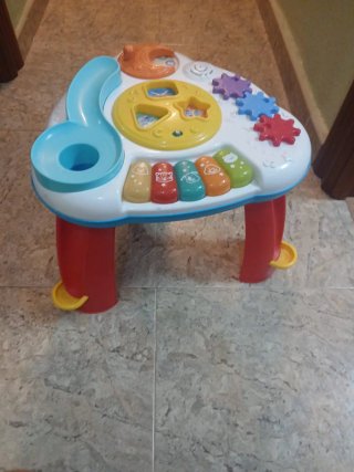Mesa de actividades infantil para bebés
