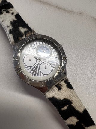 Reloj Swatch con correa de pelo de vaca.