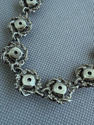 Collar con piedras brillantes