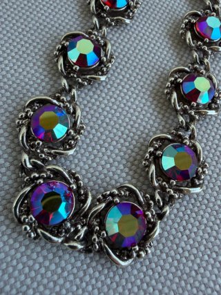 Collar con piedras brillantes