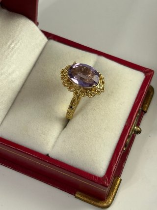 Anillo Oro con Amatista Ovalada