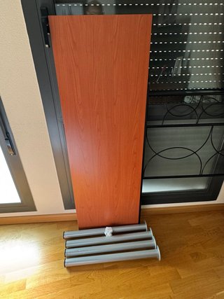 Mesa de madera con patas metálicas