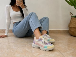 Zapatillas deportivas multicolor y blancas