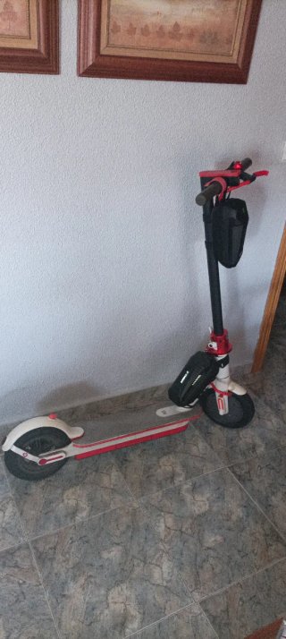 Patinete Eléctrico Rojo y Blanco