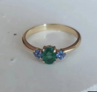 Sortija tresillo esmeralda oro
