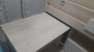 Cama alta con escritorio y zapatero