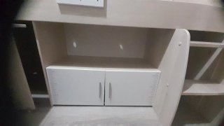 Cama alta con escritorio y zapatero