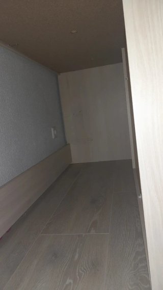 Cama alta con escritorio y zapatero