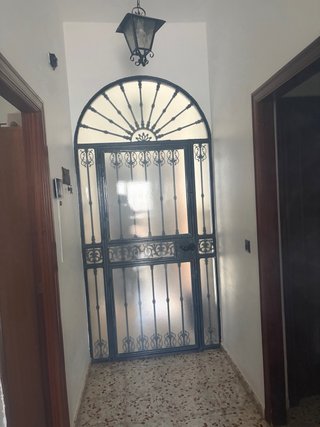 Portón de entrada con arco y rejas