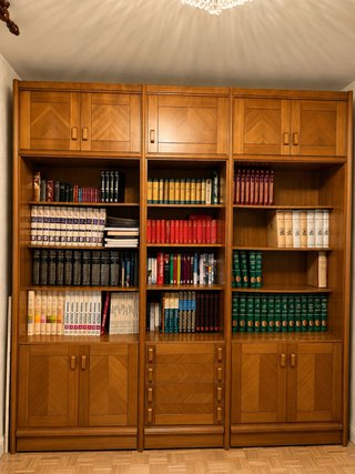 Librería grande de madera con armarios