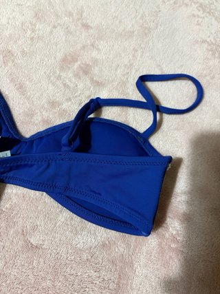 Top bikini azul con detalle bordado flores 85B