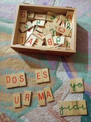 Letras madera minúsculas y mayúsculas