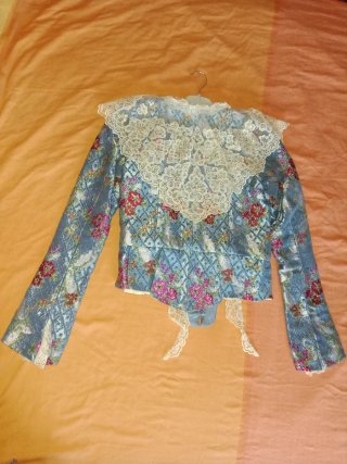 Falda seda con corpiños y zapatos