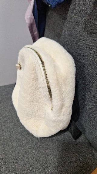 Mochila pequeña de pelo blanco