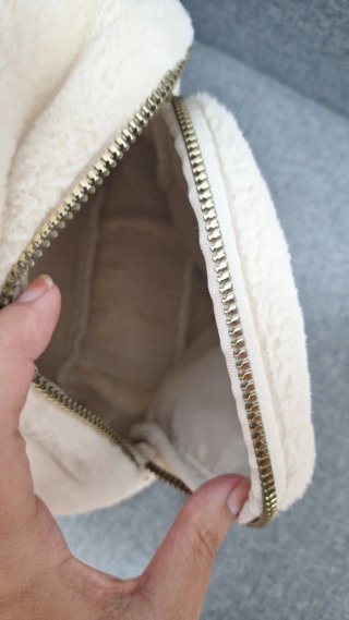 Mochila pequeña de pelo blanco