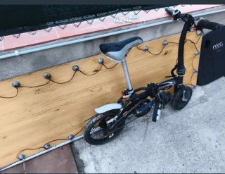 Bicicleta plegable con motor de patinete