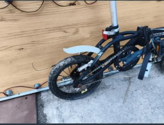 Bicicleta plegable con motor de patinete