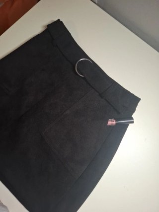 Falda corta Bershka negra con cinturón