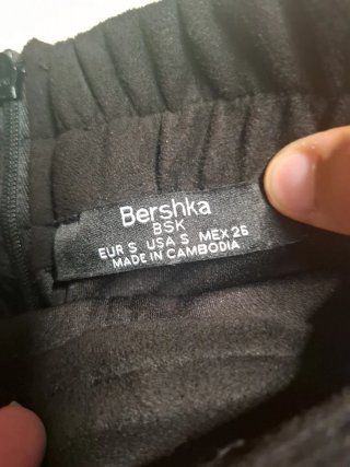Falda corta Bershka negra con cinturón