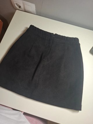 Falda corta Bershka negra con cinturón