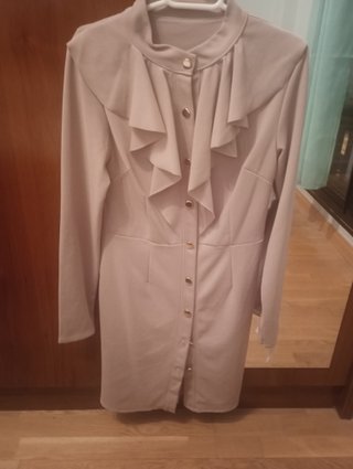 Vestido beige con volantes y botones