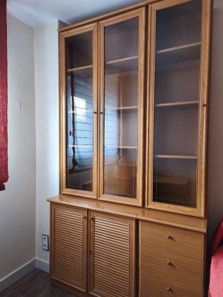 Mueble de salón clásico madera y cristal.