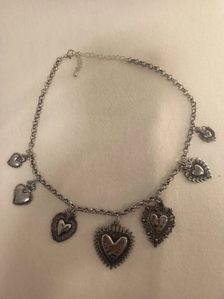 Collar de corazones plateados